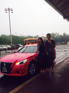 幸せいっぱいのお二人をピンククラウンで空港へ 両備グレースタクシー 岡山市の 女性中心 のタクシー会社
